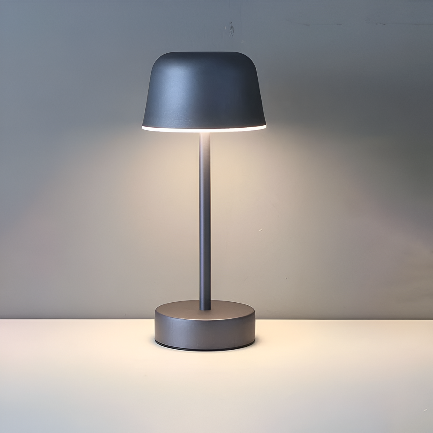 Cordless LED table lamp in retro design